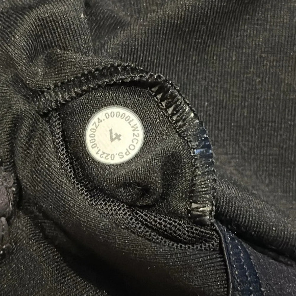 Lululemon sz 4 Everlux Cut-Out Train Bra Support, B/C Cups Crunch Black w/ pads - Picture 6 of 11